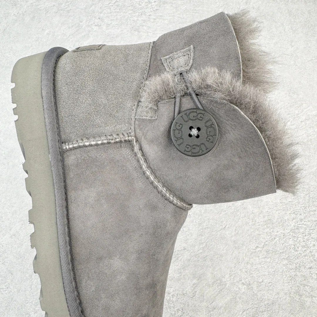 Pick up locally💰520 UGG 6422 Classic wooden buckle autumn and winter sheep fur integrated snow boots. All shoes are made from the same factory as ZP. Longfeng A-grade Australian imported sheep fur integrated women's boots. Brand OEM production line. Fully follow the ZP process. OEM original pattern maker. Adhering to the principle of no original shoes and no development selection. Pay attention to every detail. The most authentic version on the market. TREADLITE "Light Wing" technology outsole. Lightweight/durable/flexible/pile size: 35 36 37 38 39 40 Coding: by2936090